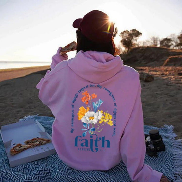 Kvinnors hoodie med blommig lettering och inspirerande design Mirla-Eva Jonsson