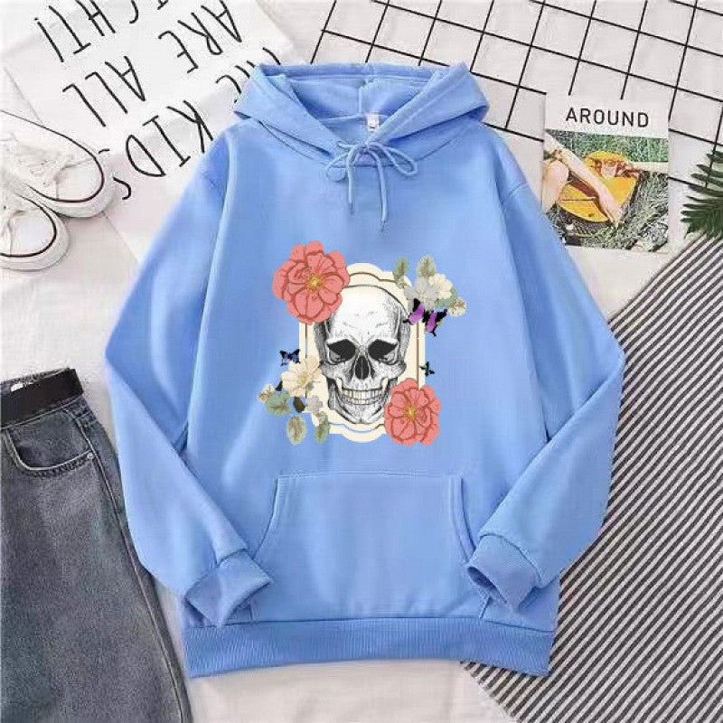Kvinnors hoodie med detaljerad skalledesign och blommönster Mirla-Eva Jonsson