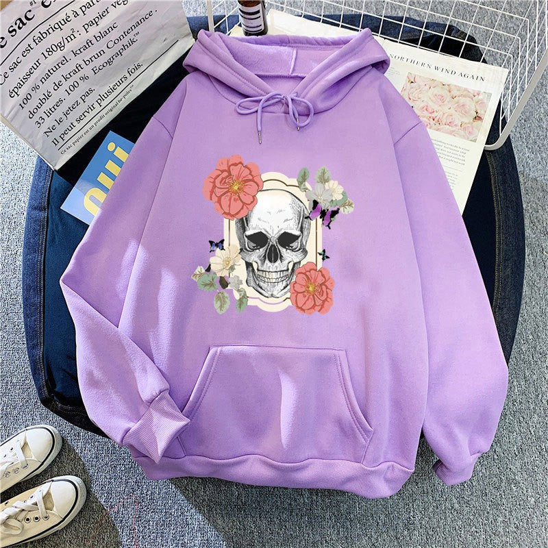 Kvinnors hoodie med detaljerad skalledesign och blommönster Mirla-Eva Jonsson