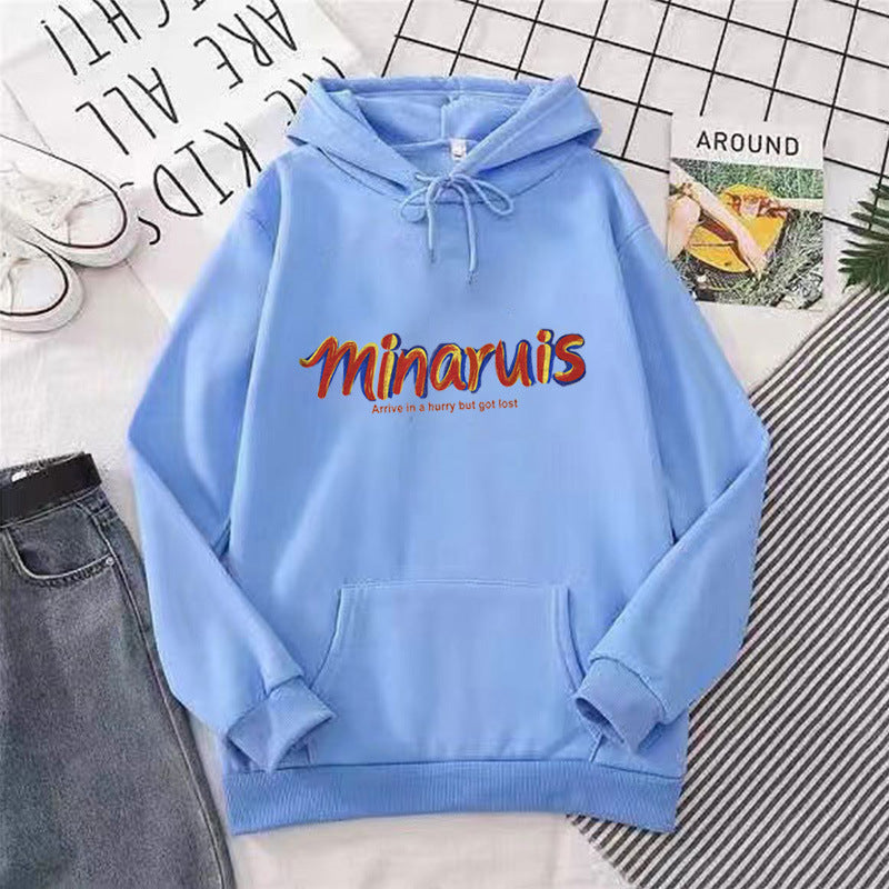 Kvinnors hoodie med färgglad text Mirla-Eva Jonsson
