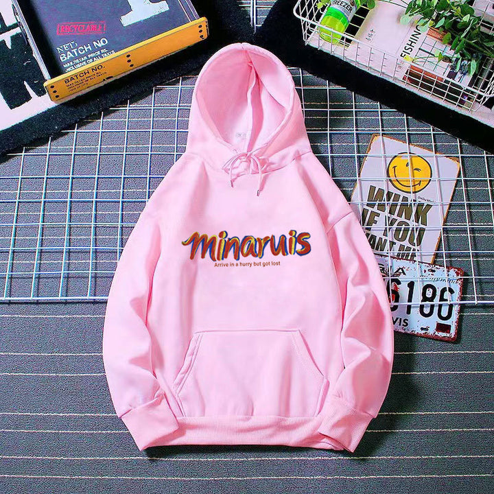 Kvinnors hoodie med färgglad text Mirla-Eva Jonsson