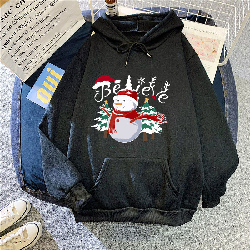 Kvinnors hoodie med glädjefyllt julmotiv Mirla-Eva Jonsson