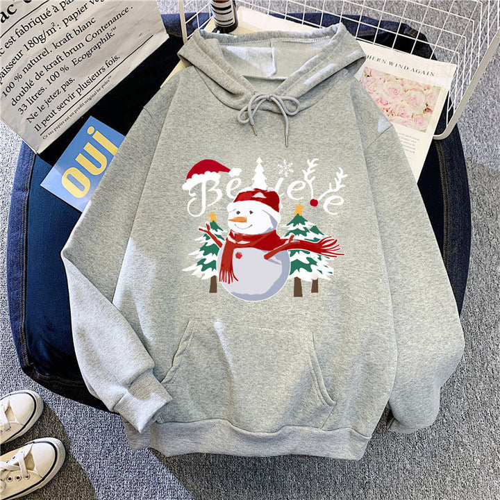Kvinnors hoodie med glädjefyllt julmotiv Mirla-Eva Jonsson