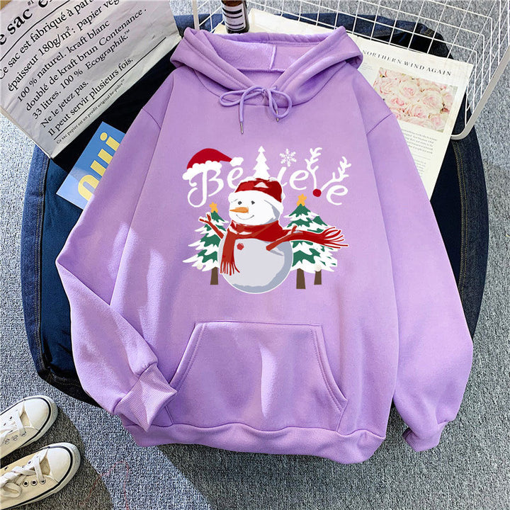 Kvinnors hoodie med glädjefyllt julmotiv Mirla-Eva Jonsson