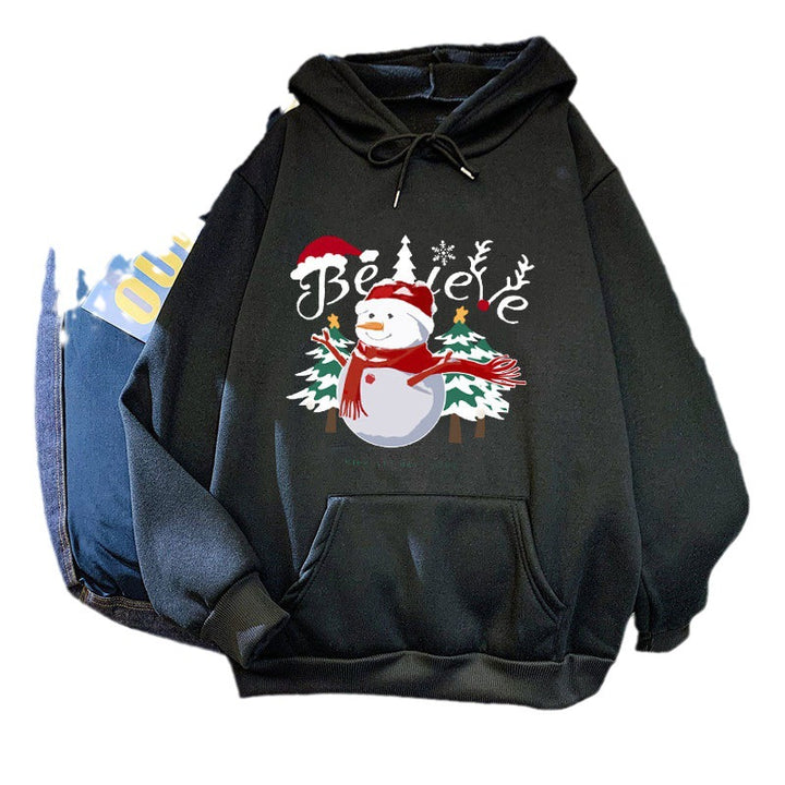 Kvinnors hoodie med glädjefyllt julmotiv Mirla-Eva Jonsson
