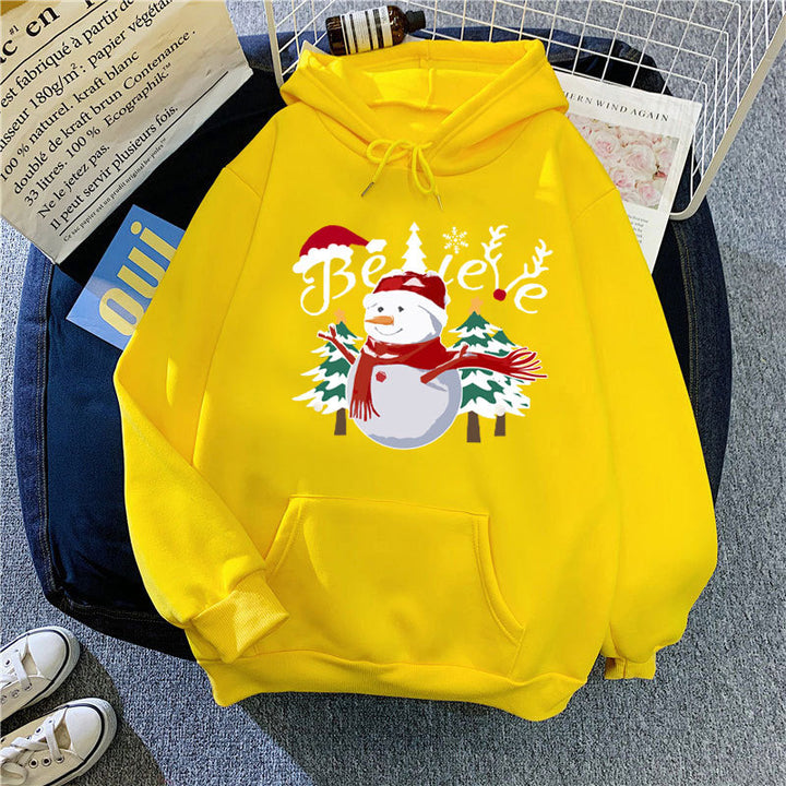 Kvinnors hoodie med glädjefyllt julmotiv Mirla-Eva Jonsson