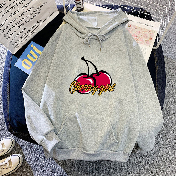 Kvinnors hoodie med glatt körsbärsmotiv Mirla-Eva Jonsson