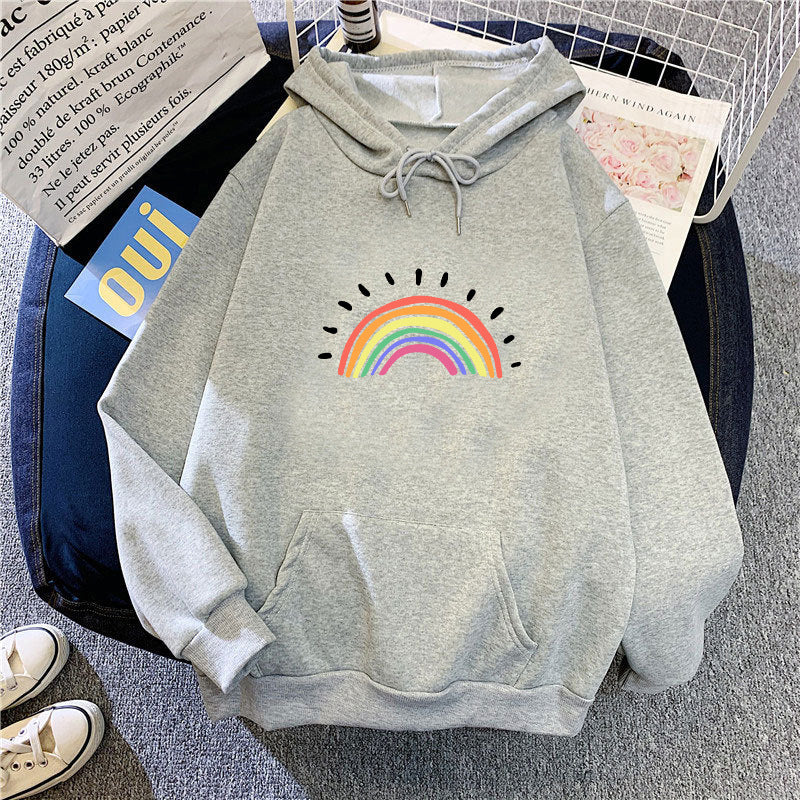 Kvinnors hoodie med glatt regnbågsmotiv Mirla-Eva Jonsson