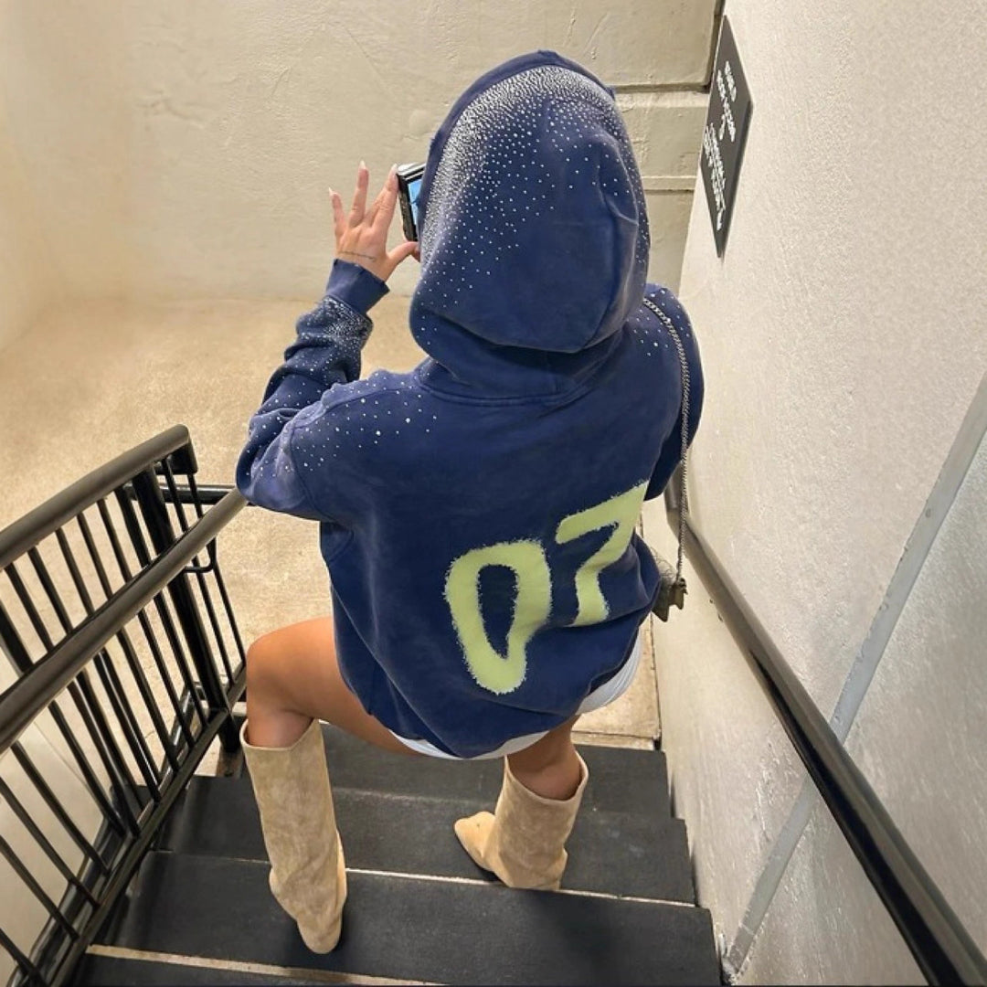 Kvinnors hoodie med glittrande detaljer och iögonfallande logotyp Mirla-Eva Jonsson