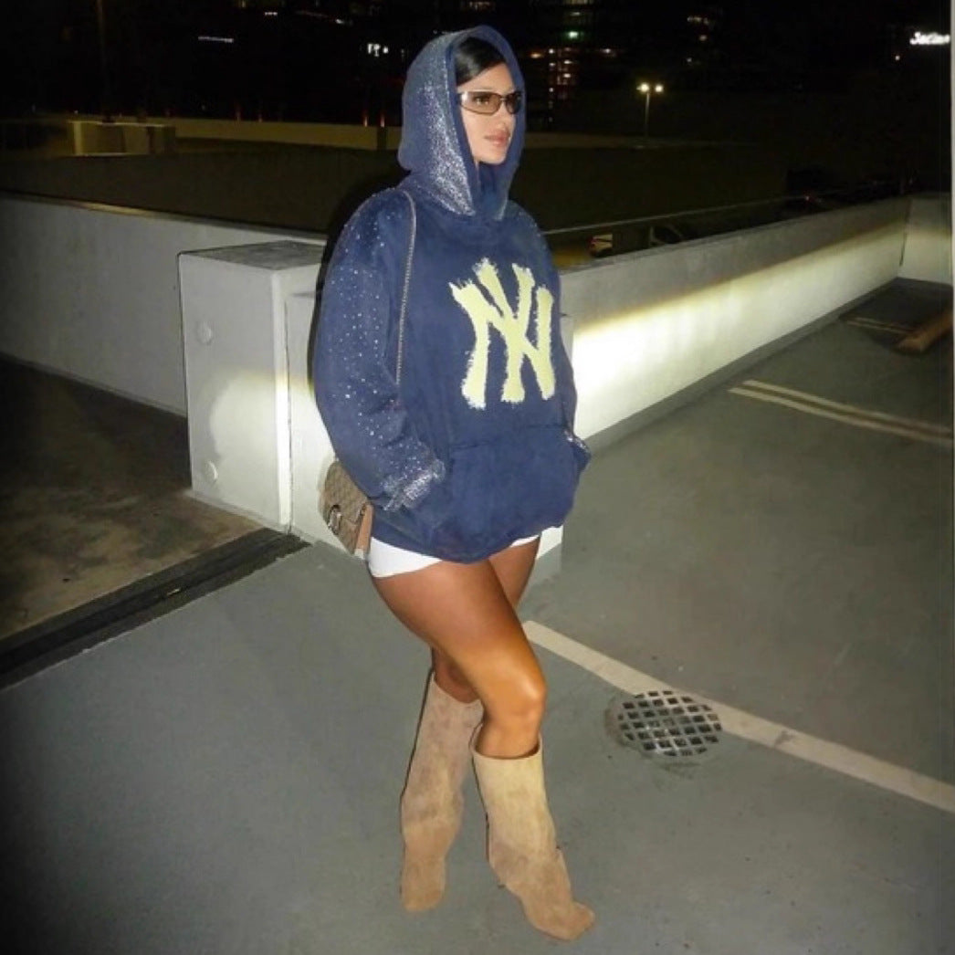 Kvinnors hoodie med glittrande detaljer och iögonfallande logotyp Mirla-Eva Jonsson