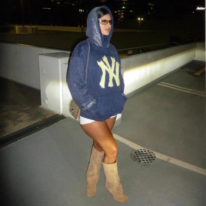 Kvinnors hoodie med glittrande detaljer och iögonfallande logotyp Mirla-Eva Jonsson