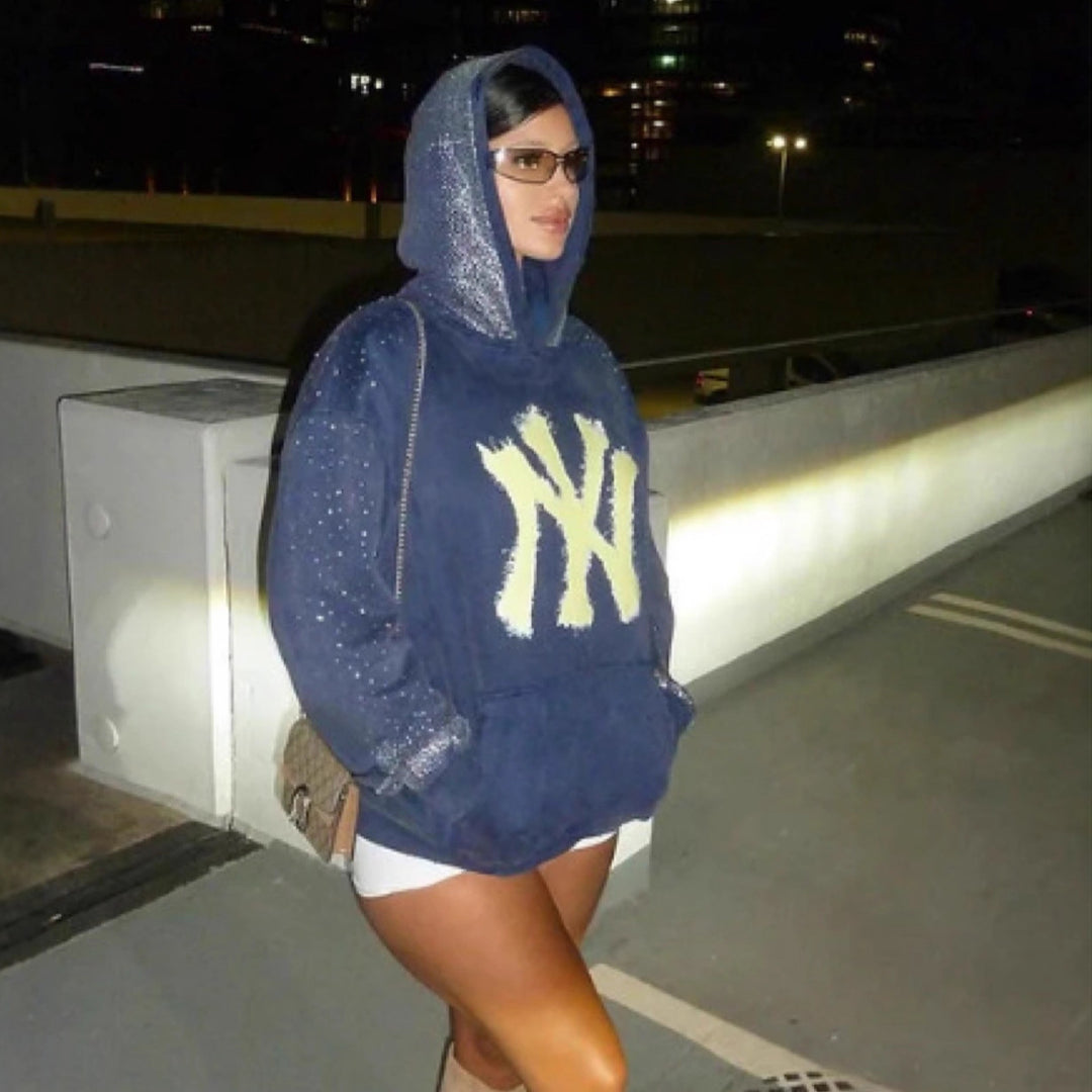 Kvinnors hoodie med glittrande detaljer och iögonfallande logotyp Mirla-Eva Jonsson