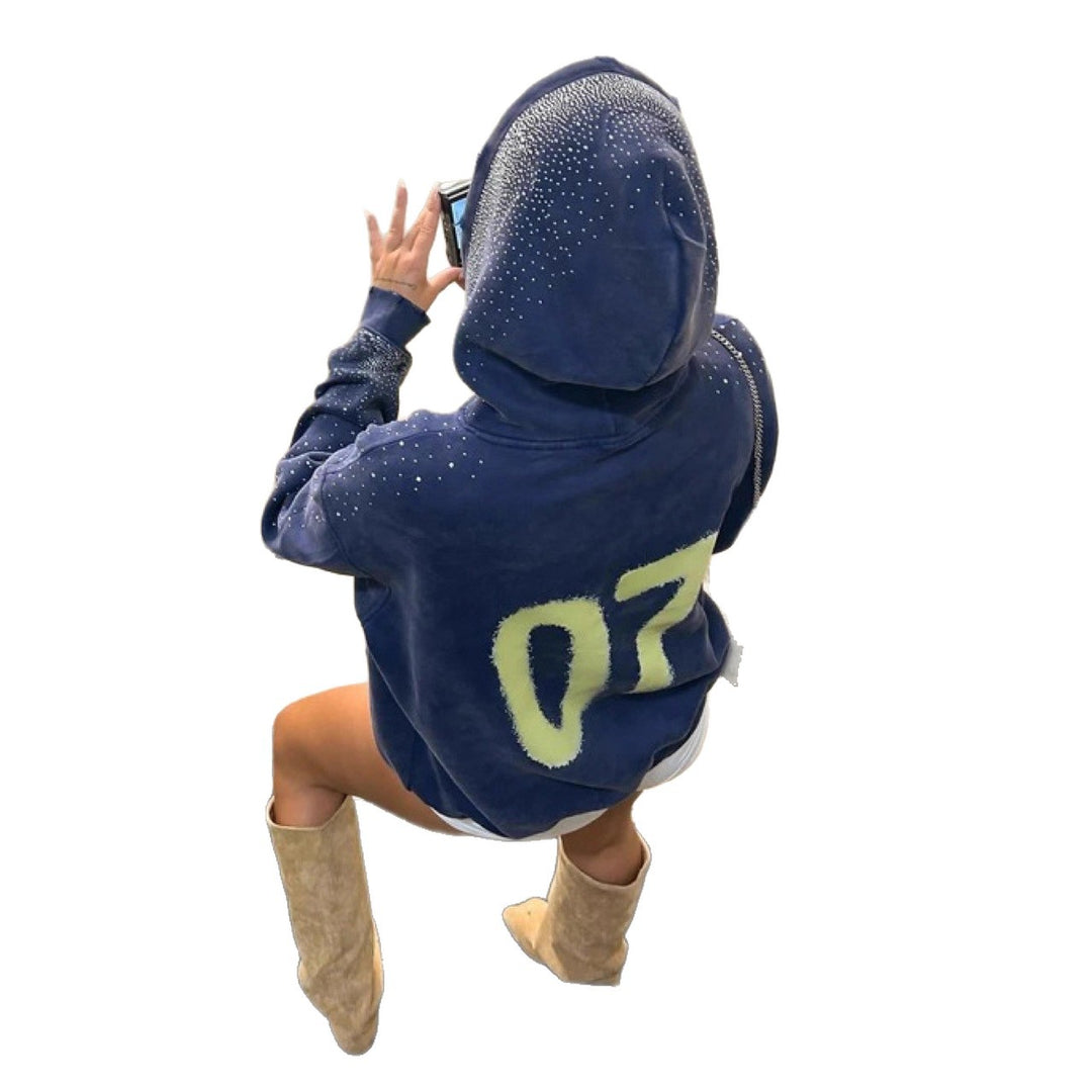Kvinnors hoodie med glittrande detaljer och iögonfallande logotyp Mirla-Eva Jonsson