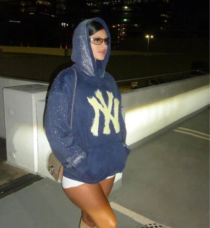 Kvinnors hoodie med glittrande detaljer och iögonfallande logotyp Mirla-Eva Jonsson