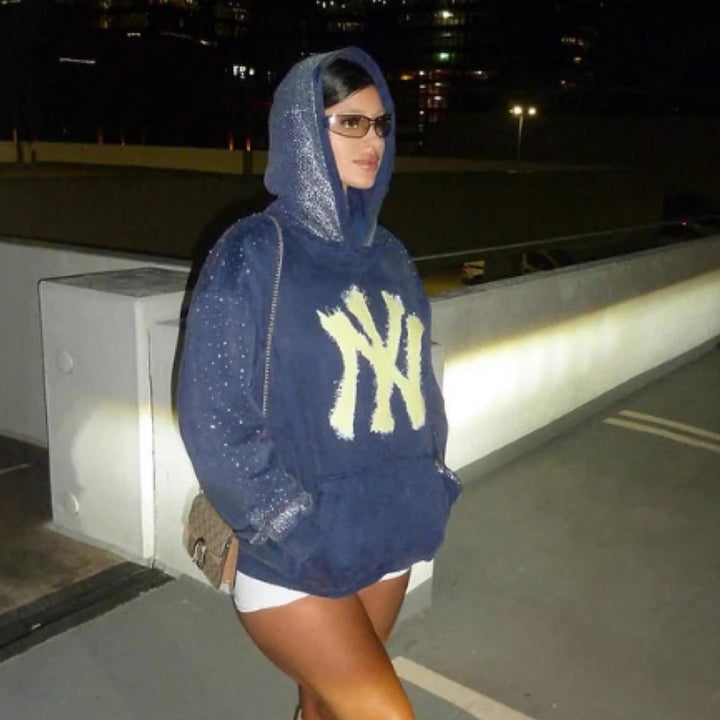 Kvinnors hoodie med glittrande detaljer och iögonfallande logotyp Mirla-Eva Jonsson