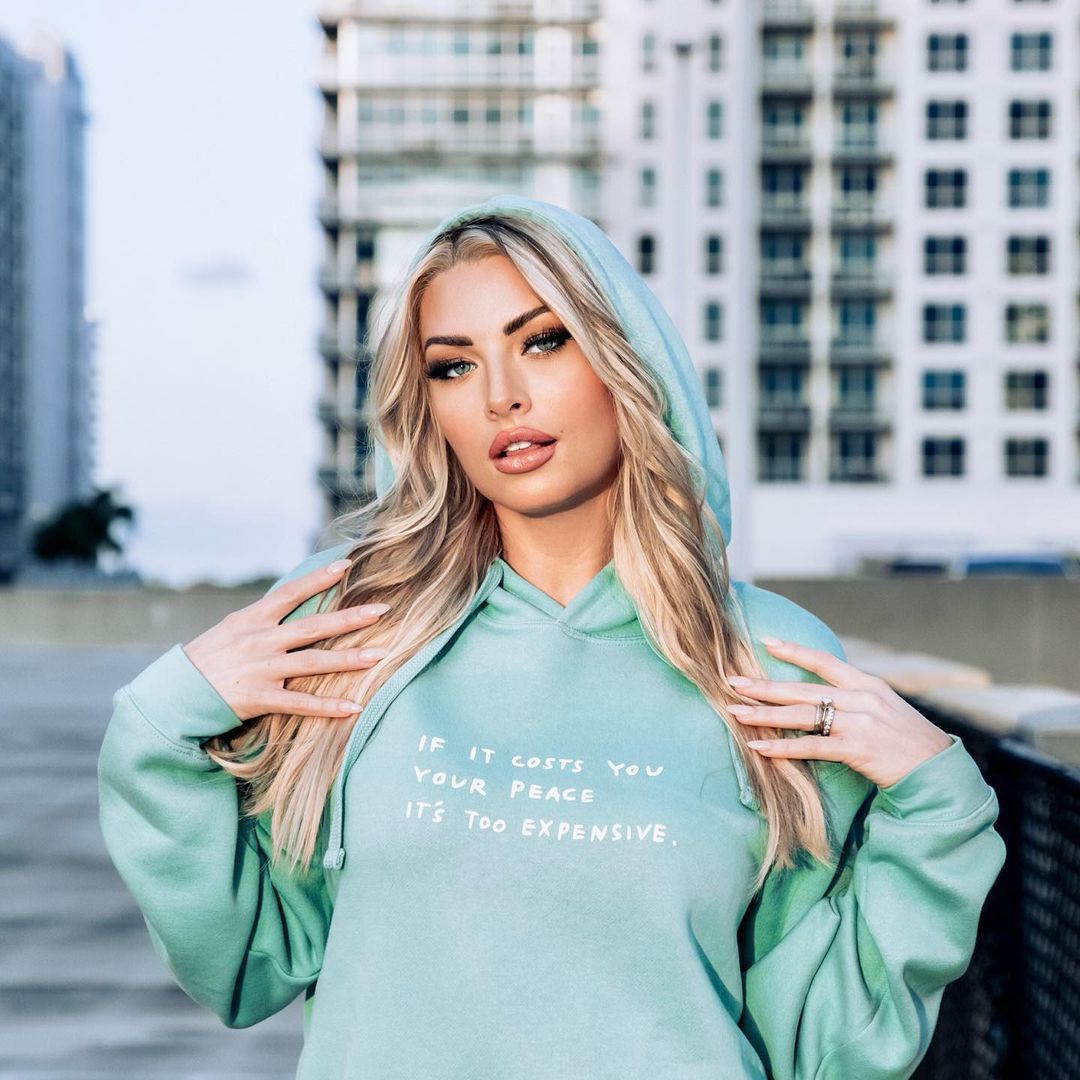 Kvinnors hoodie med inspirerande motiv Mirla-Eva Jonsson