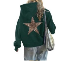 Kvinnors hoodie med iögonfallande leopardstjärndesign Mirla-Eva Jonsson