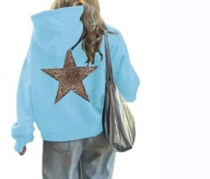 Kvinnors hoodie med iögonfallande leopardstjärndesign Mirla-Eva Jonsson