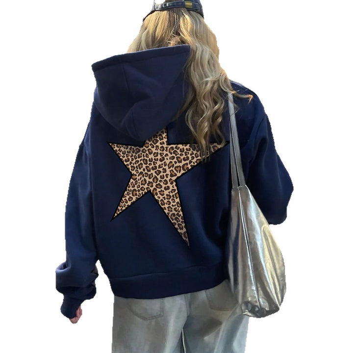 Kvinnors hoodie med iögonfallande leopardstjärndesign Mirla-Eva Jonsson