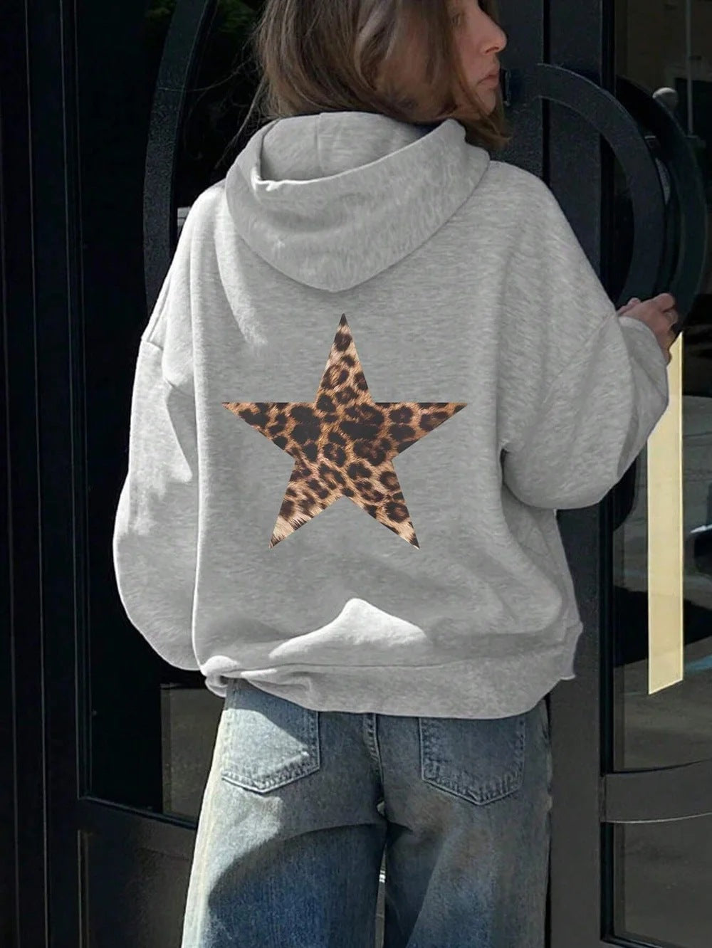 Kvinnors hoodie med iögonfallande leopardstjärndesign Mirla-Eva Jonsson