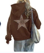 Kvinnors hoodie med iögonfallande leopardstjärndesign Mirla-Eva Jonsson