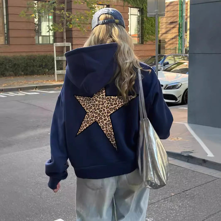 Kvinnors hoodie med iögonfallande leopardstjärndesign Mirla-Eva Jonsson