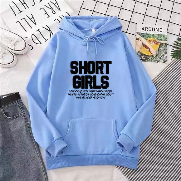 Kvinnors hoodie med iögonfallande text Mirla-Eva Jonsson