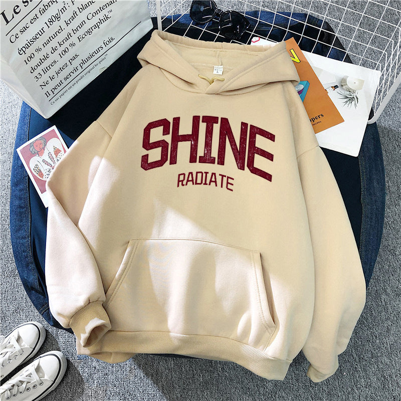 Kvinnors hoodie med iögonfallande text Mirla-Eva Jonsson