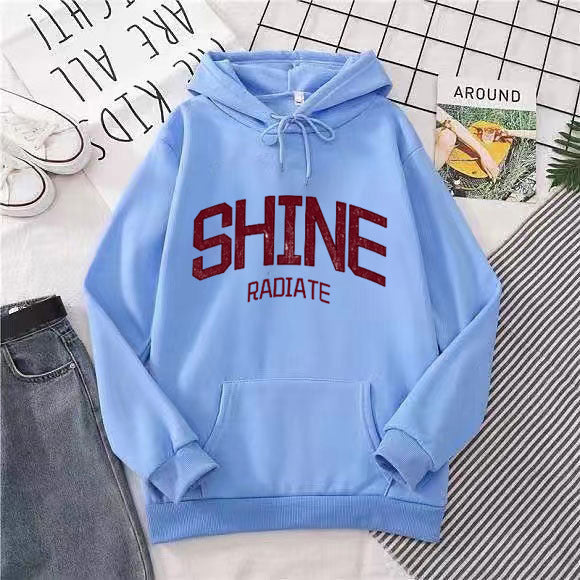 Kvinnors hoodie med iögonfallande text Mirla-Eva Jonsson
