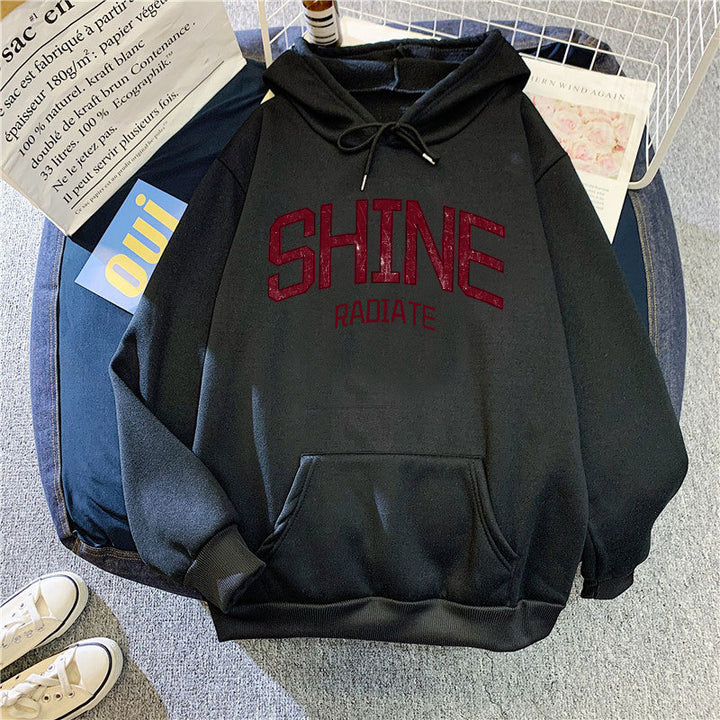 Kvinnors hoodie med iögonfallande text Mirla-Eva Jonsson