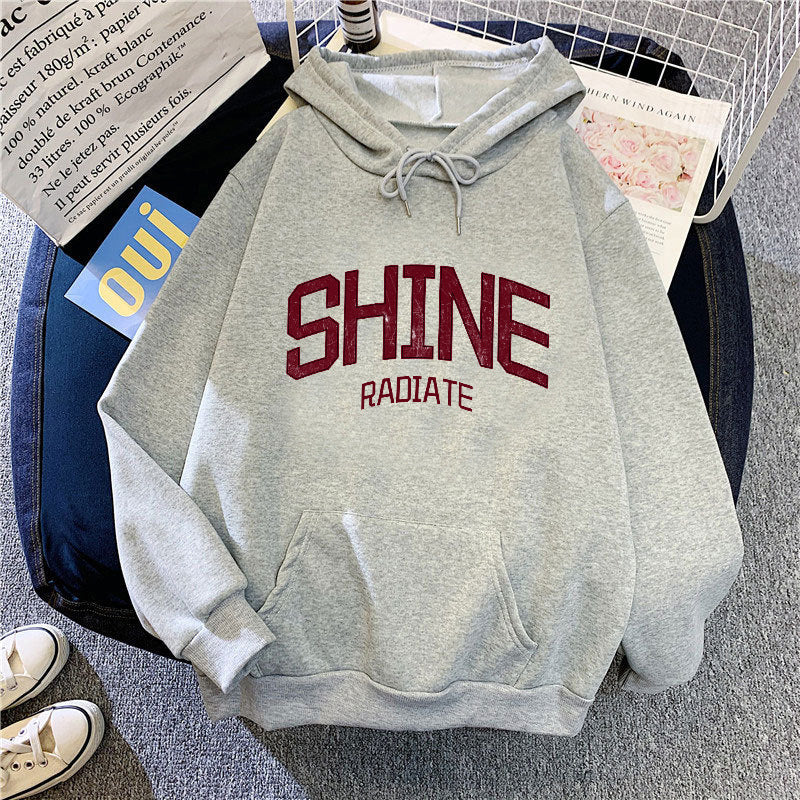 Kvinnors hoodie med iögonfallande text Mirla-Eva Jonsson