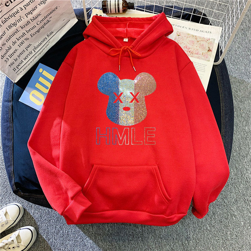 Kvinnors hoodie med konstnärlig björnmotiv Mirla-Eva Jonsson