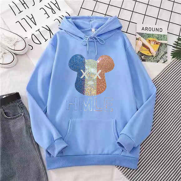 Kvinnors hoodie med konstnärlig björnmotiv Mirla-Eva Jonsson