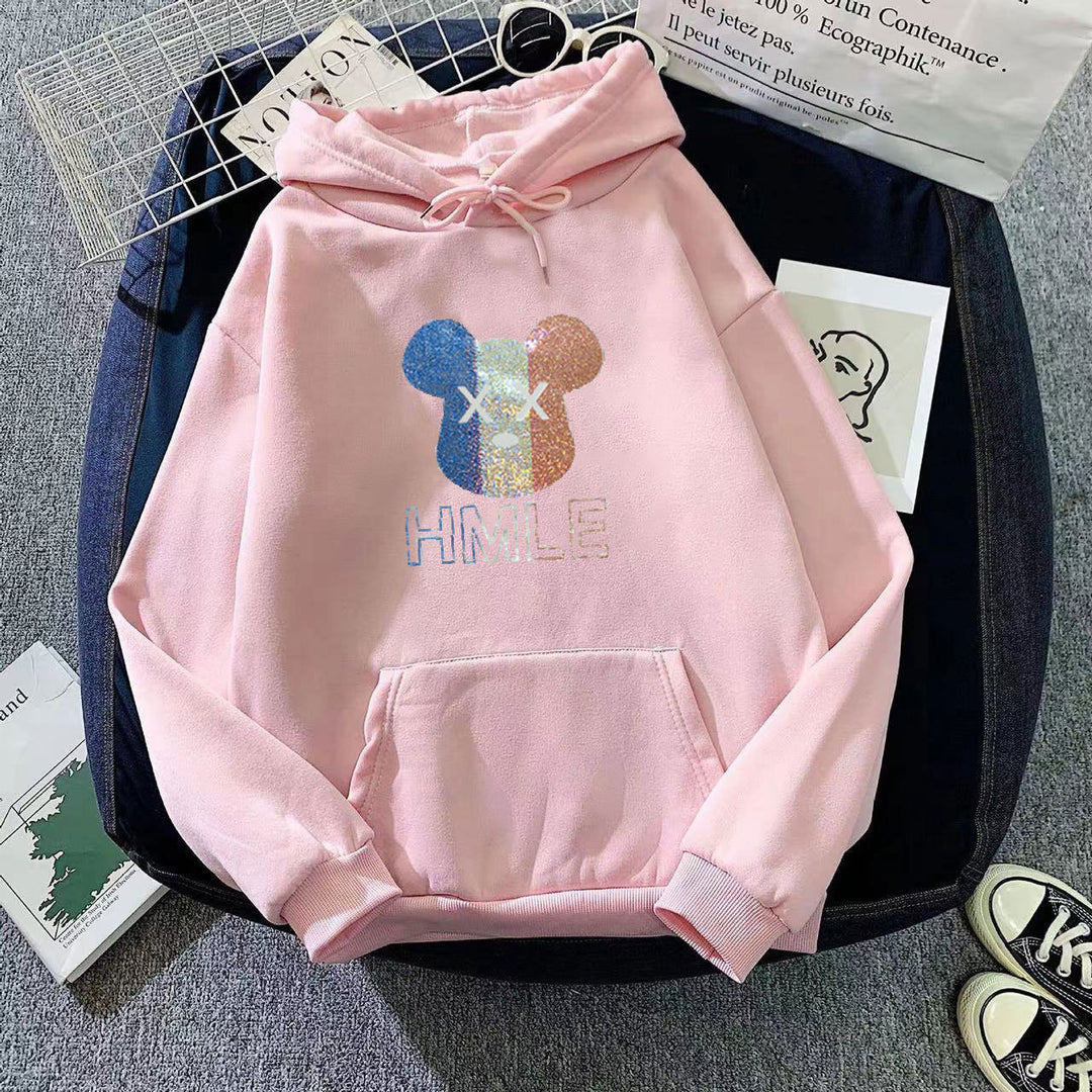 Kvinnors hoodie med konstnärlig björnmotiv Mirla-Eva Jonsson