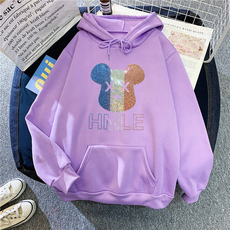Kvinnors hoodie med konstnärlig björnmotiv Mirla-Eva Jonsson