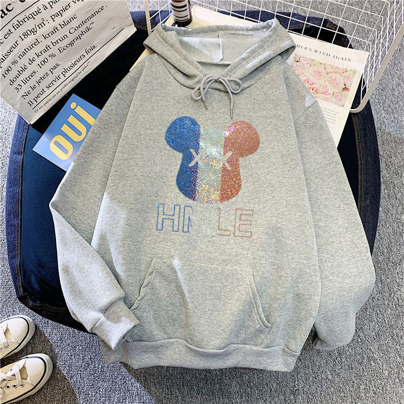 Kvinnors hoodie med konstnärlig björnmotiv Mirla-Eva Jonsson