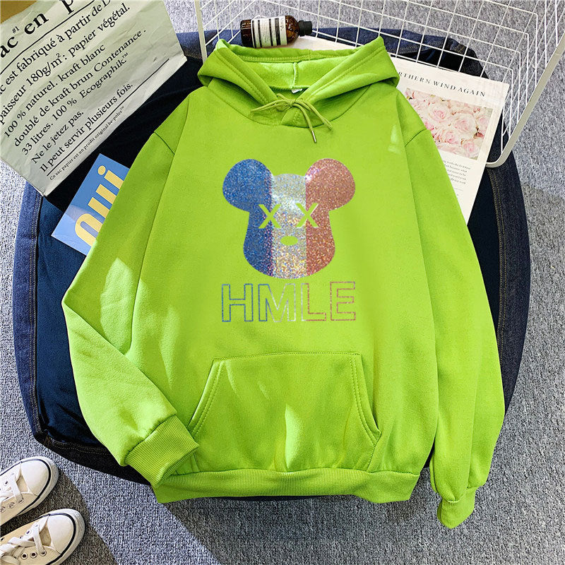 Kvinnors hoodie med konstnärlig björnmotiv Mirla-Eva Jonsson