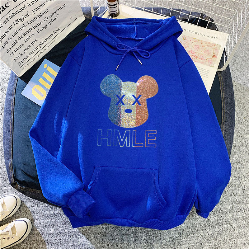Kvinnors hoodie med konstnärlig björnmotiv Mirla-Eva Jonsson