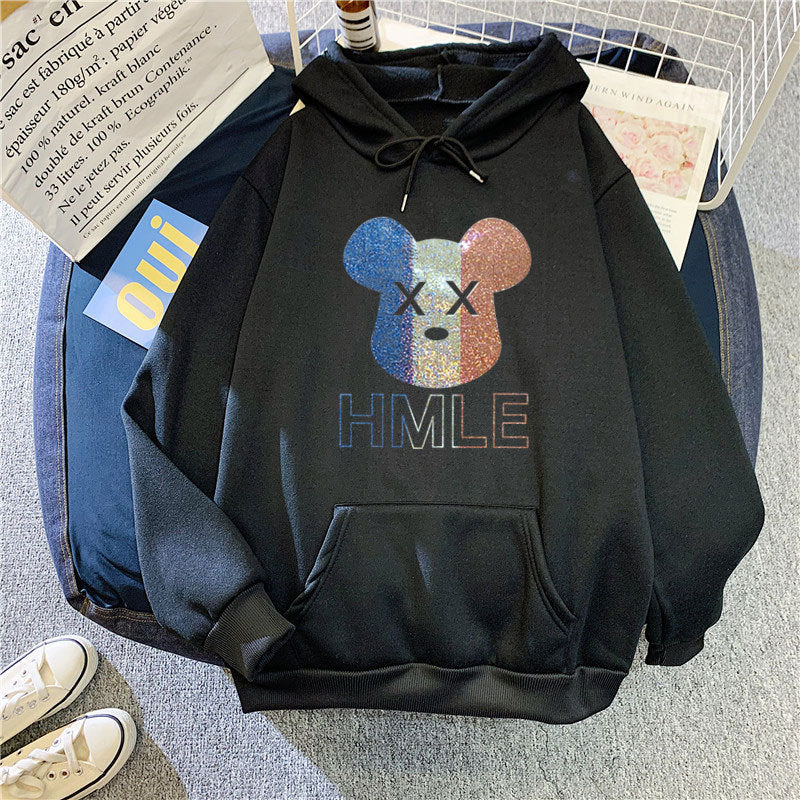 Kvinnors hoodie med konstnärlig björnmotiv Mirla-Eva Jonsson
