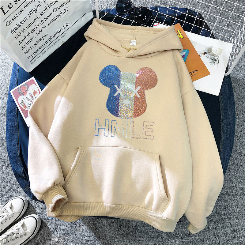 Kvinnors hoodie med konstnärlig björnmotiv Mirla-Eva Jonsson