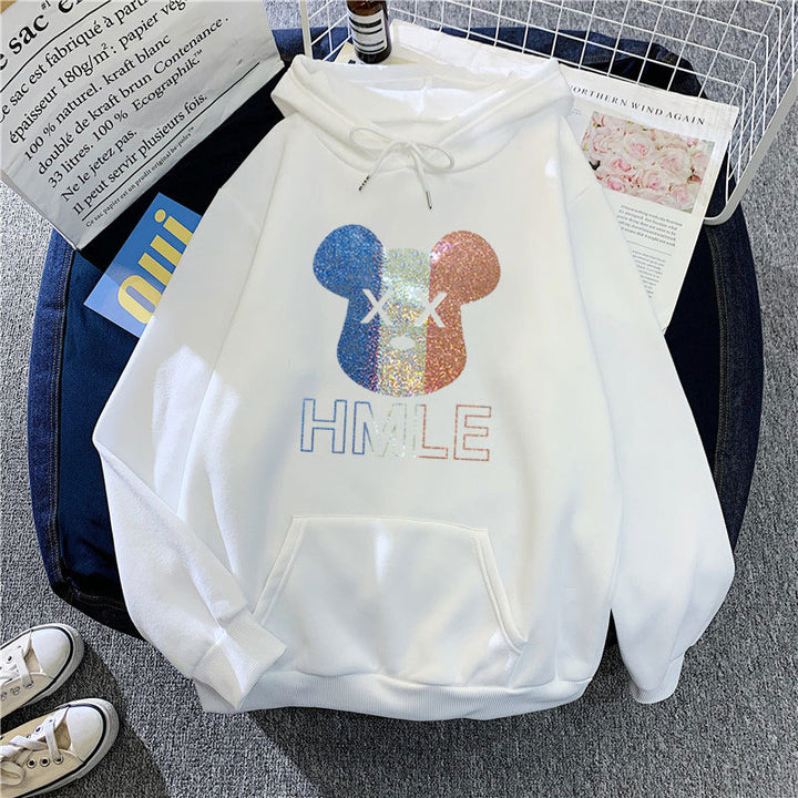 Kvinnors hoodie med konstnärlig björnmotiv Mirla-Eva Jonsson