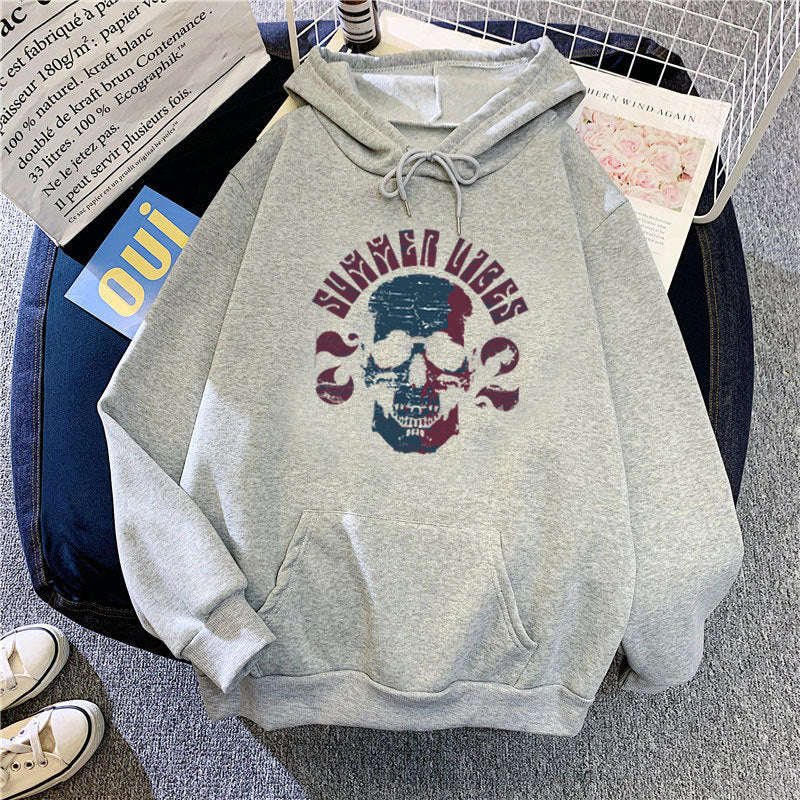Kvinnors hoodie med konstnärlig dödskalle design Mirla-Eva Jonsson