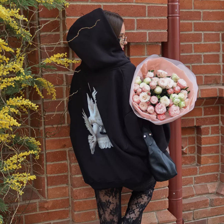 Kvinnors hoodie med konstnärlig fågeldesign och avslappnad passform Mirla-Eva Jonsson