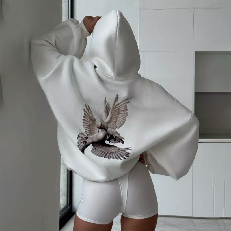 Kvinnors hoodie med konstnärlig fågeldesign och avslappnad passform Mirla-Eva Jonsson