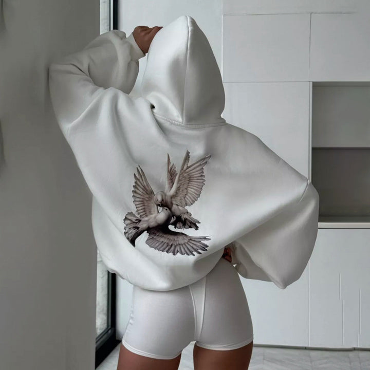 Kvinnors hoodie med konstnärlig fågeldesign och avslappnad passform Mirla-Eva Jonsson