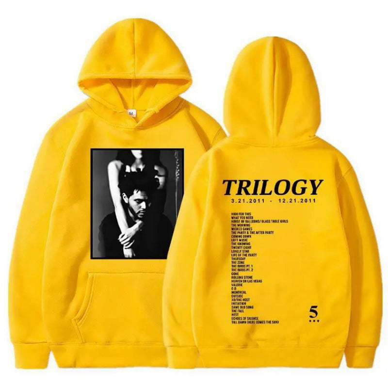 Kvinnors hoodie med konstnärlig fototryck och unik bokstavering Mirla-Eva Jonsson