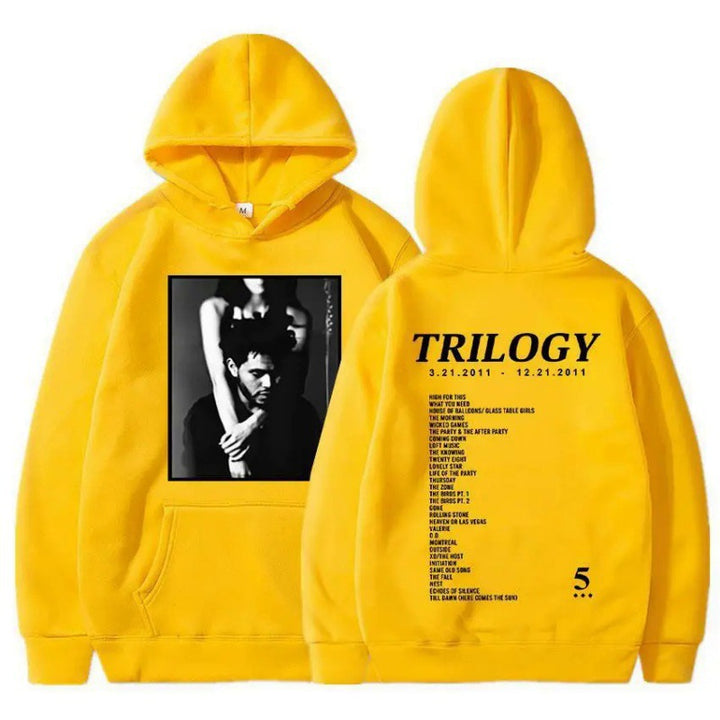 Kvinnors hoodie med konstnärlig fototryck och unik bokstavering Mirla-Eva Jonsson