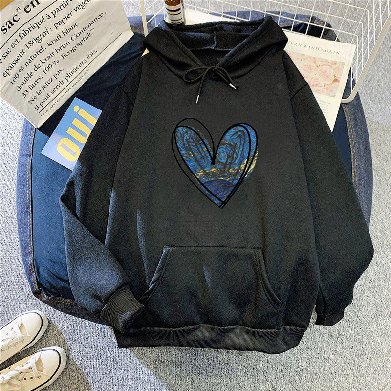 Kvinnors hoodie med konstnärlig hjärtdesign Mirla-Eva Jonsson