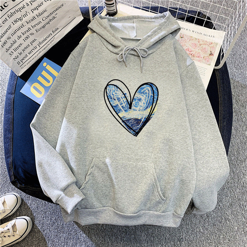 Kvinnors hoodie med konstnärlig hjärtdesign Mirla-Eva Jonsson