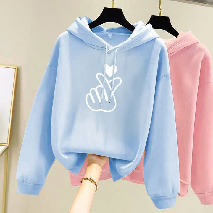 Kvinnors hoodie med konstnärlig hjärtdesign Mirla-Eva Jonsson